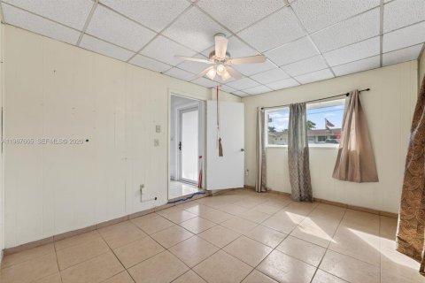 House in Oakland Park, Florida 3 bedrooms, 132.94 sq.m. № 2030524 - photo 13