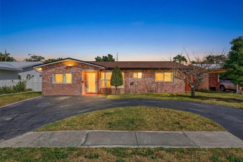 House in Oakland Park, Florida 3 bedrooms, 132.94 sq.m. № 2030524 - photo 3