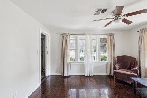 House in Saint Petersburg, Florida 2 bedrooms, 74.32 sq.m. № 1577551 - photo 4