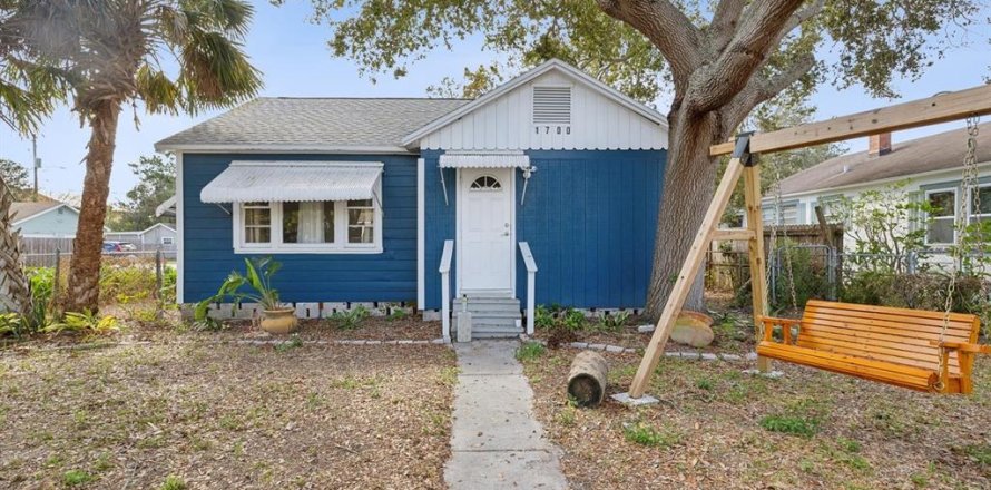 House in Saint Petersburg, Florida 2 bedrooms, 74.32 sq.m. № 1577551