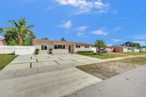 Villa ou maison à louer à Miami Gardens, Floride: 4 chambres, 142.98 m2 № 1922989 - photo 1