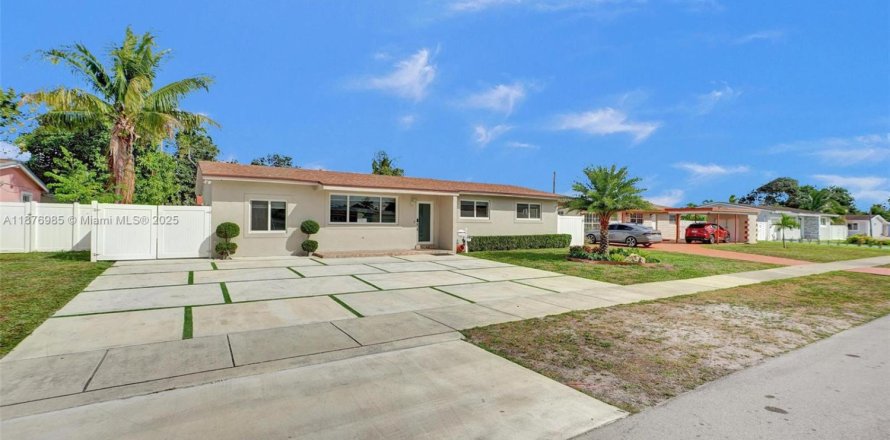 Villa ou maison à Miami Gardens, Floride 4 chambres, 142.98 m2 № 1922989