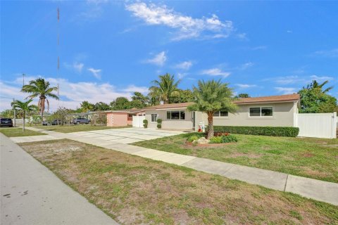 Villa ou maison à louer à Miami Gardens, Floride: 4 chambres, 142.98 m2 № 1922989 - photo 2