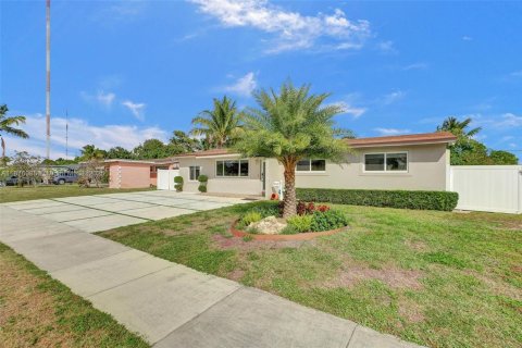 Villa ou maison à louer à Miami Gardens, Floride: 4 chambres, 142.98 m2 № 1922989 - photo 3
