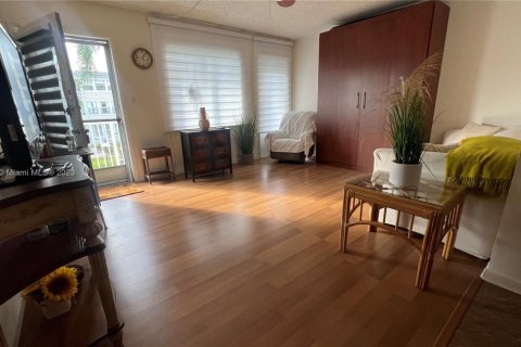 Купить кондоминиум в Майами, Флорида 1 спальня, 57.6м2, № 1958779 - фото 1