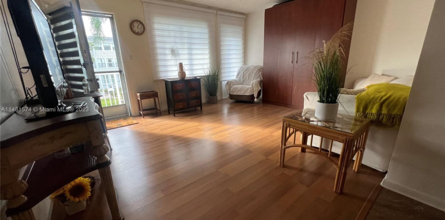 Кондоминиум с 1 спальней в Майами, Флорида № 1958779