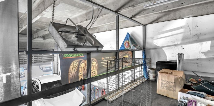 Commercial property in Miami, Florida № 1187635