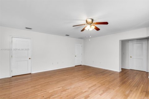 Villa ou maison à vendre à Miami, Floride: 3 chambres, 155.05 m2 № 1987382 - photo 13