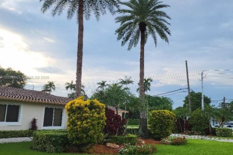 House in Miami, Florida 4 bedrooms, 196.58 sq.m. № 2382509 - photo 30