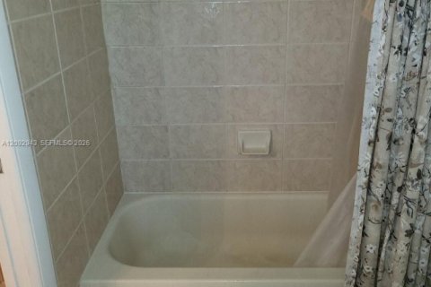 House in Miami, Florida 4 bedrooms, 196.58 sq.m. № 2382509 - photo 24