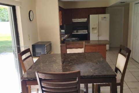 House in Miami, Florida 4 bedrooms, 196.58 sq.m. № 2382509 - photo 16