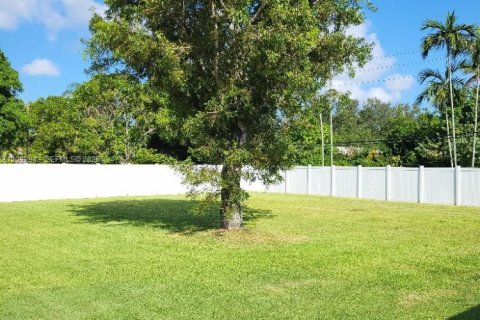 House in Miami, Florida 4 bedrooms, 196.58 sq.m. № 2382509 - photo 13