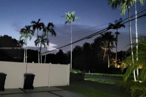 House in Miami, Florida 4 bedrooms, 196.58 sq.m. № 2382509 - photo 7