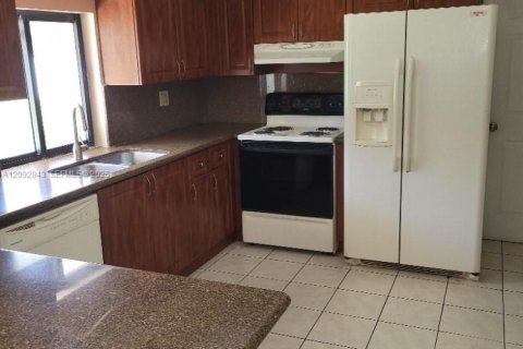 House in Miami, Florida 4 bedrooms, 196.58 sq.m. № 2382509 - photo 17