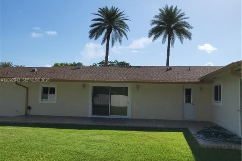 House in Miami, Florida 4 bedrooms, 196.58 sq.m. № 2382509 - photo 2