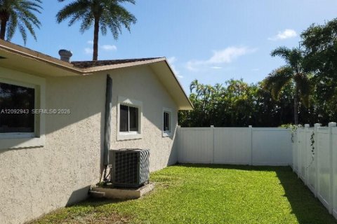 House in Miami, Florida 4 bedrooms, 196.58 sq.m. № 2382509 - photo 11