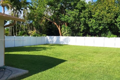 House in Miami, Florida 4 bedrooms, 196.58 sq.m. № 2382509 - photo 12