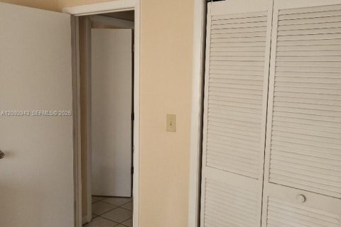 House in Miami, Florida 4 bedrooms, 196.58 sq.m. № 2382509 - photo 26