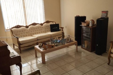 House in Miami, Florida 4 bedrooms, 196.58 sq.m. № 2382509 - photo 14