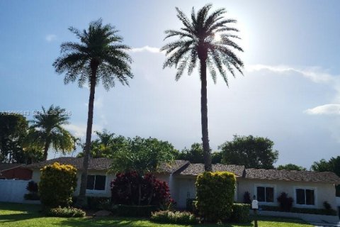 House in Miami, Florida 4 bedrooms, 196.58 sq.m. № 2382509 - photo 6