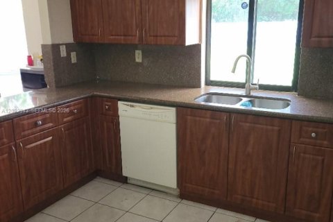 House in Miami, Florida 4 bedrooms, 196.58 sq.m. № 2382509 - photo 18