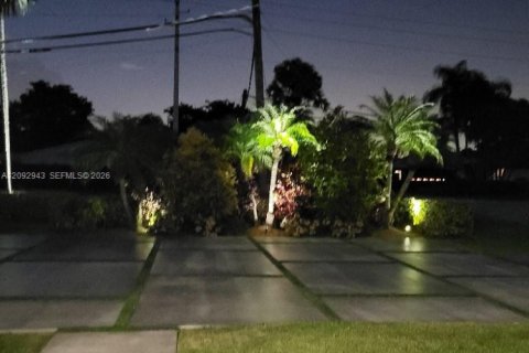 House in Miami, Florida 4 bedrooms, 196.58 sq.m. № 2382509 - photo 4