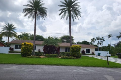 House in Miami, Florida 4 bedrooms, 196.58 sq.m. № 2382509 - photo 5