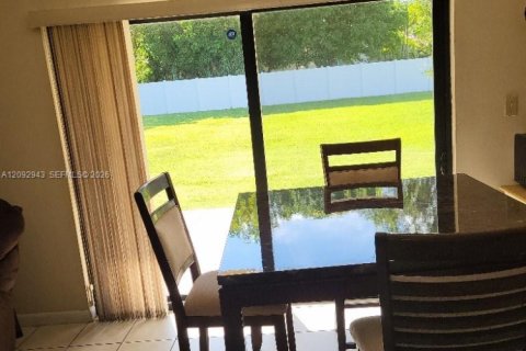 House in Miami, Florida 4 bedrooms, 196.58 sq.m. № 2382509 - photo 15