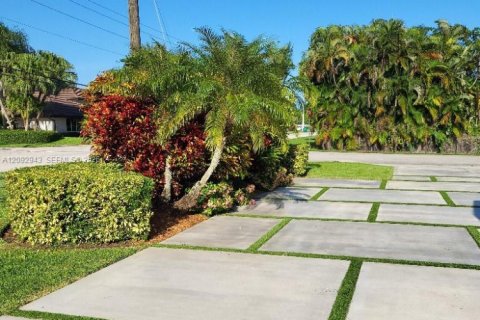 House in Miami, Florida 4 bedrooms, 196.58 sq.m. № 2382509 - photo 10