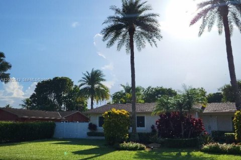 House in Miami, Florida 4 bedrooms, 196.58 sq.m. № 2382509 - photo 9