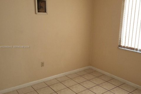 House in Miami, Florida 4 bedrooms, 196.58 sq.m. № 2382509 - photo 25