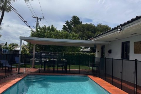 Casa en alquiler en Miami, Florida, 3 dormitorios, 162.02 m2 № 2028334 - foto 5