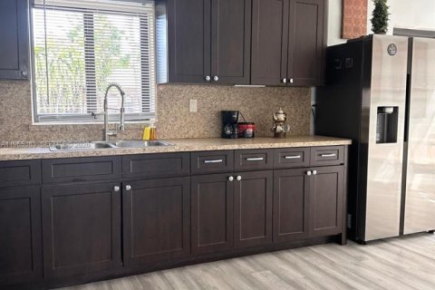 Casa en alquiler en Miami, Florida, 3 dormitorios, 162.02 m2 № 2028334 - foto 7