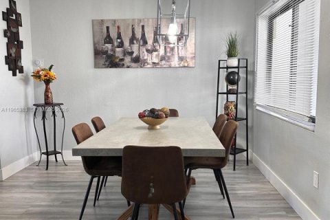 Casa en alquiler en Miami, Florida, 3 dormitorios, 162.02 m2 № 2028334 - foto 4