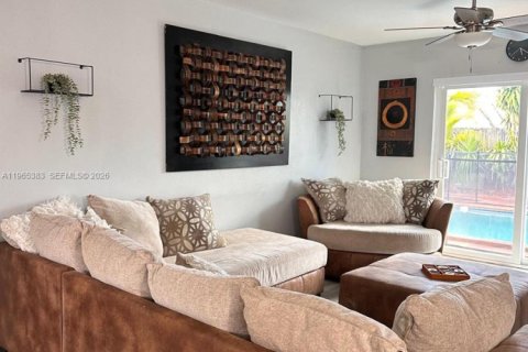 Casa en alquiler en Miami, Florida, 3 dormitorios, 162.02 m2 № 2028334 - foto 2