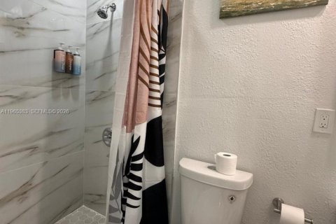 Casa en alquiler en Miami, Florida, 3 dormitorios, 162.02 m2 № 2028334 - foto 11