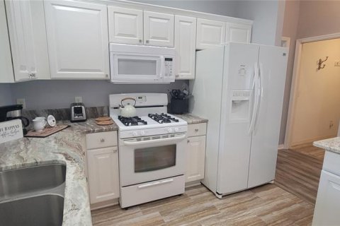 House in The Villages, Florida 3 bedrooms, 141.86 sq.m. № 1630345 - photo 9