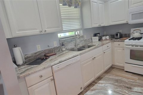 House in The Villages, Florida 3 bedrooms, 141.86 sq.m. № 1630345 - photo 8