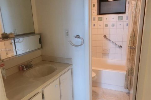 Condo in Pembroke Pines, Florida, 1 bedroom № 2039995 - photo 17