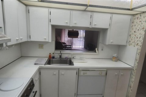 Condo in Pembroke Pines, Florida, 1 bedroom № 2039995 - photo 25