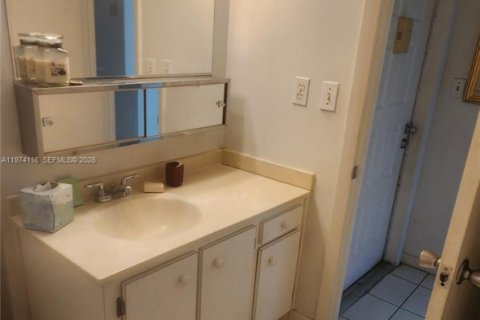 Condo in Pembroke Pines, Florida, 1 bedroom № 2039995 - photo 20
