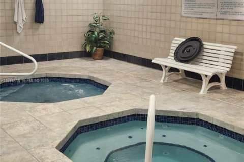 Condo in Pembroke Pines, Florida, 1 bedroom № 2039995 - photo 8