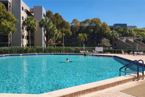 Condo in Pembroke Pines, Florida, 1 bedroom № 2039995 - photo 3