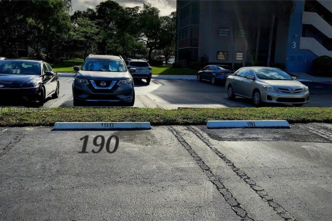 Condo in Pembroke Pines, Florida, 1 bedroom № 2039995 - photo 30