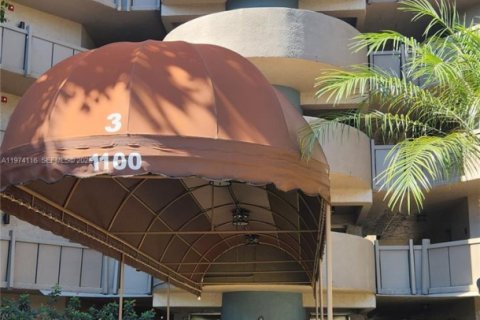 Condo in Pembroke Pines, Florida, 1 bedroom  № 2039995