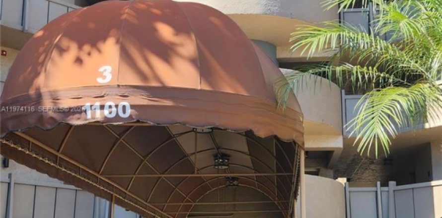 Condo in Pembroke Pines, Florida, 1 bedroom № 2039995