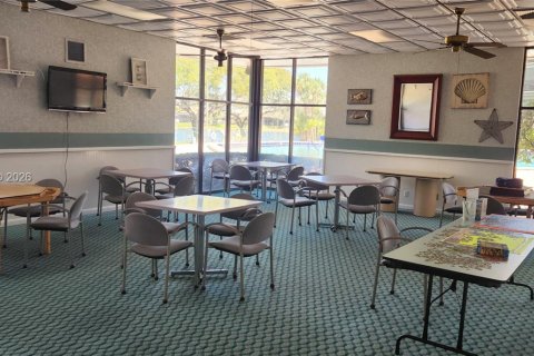 Condo in Pembroke Pines, Florida, 1 bedroom № 2039995 - photo 9