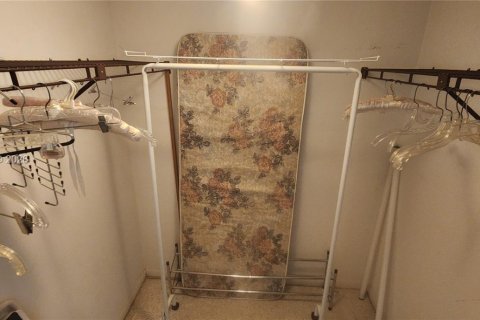 Condo in Pembroke Pines, Florida, 1 bedroom № 2039995 - photo 16