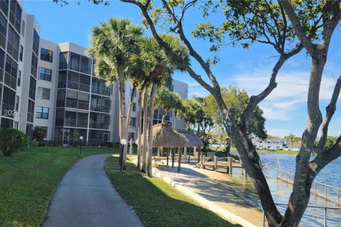 Condo in Pembroke Pines, Florida, 1 bedroom № 2039995 - photo 2