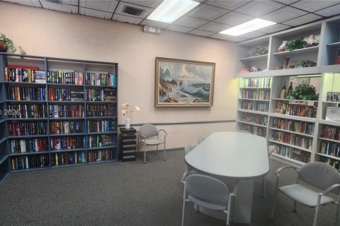 Condo in Pembroke Pines, Florida, 1 bedroom № 2039995 - photo 6